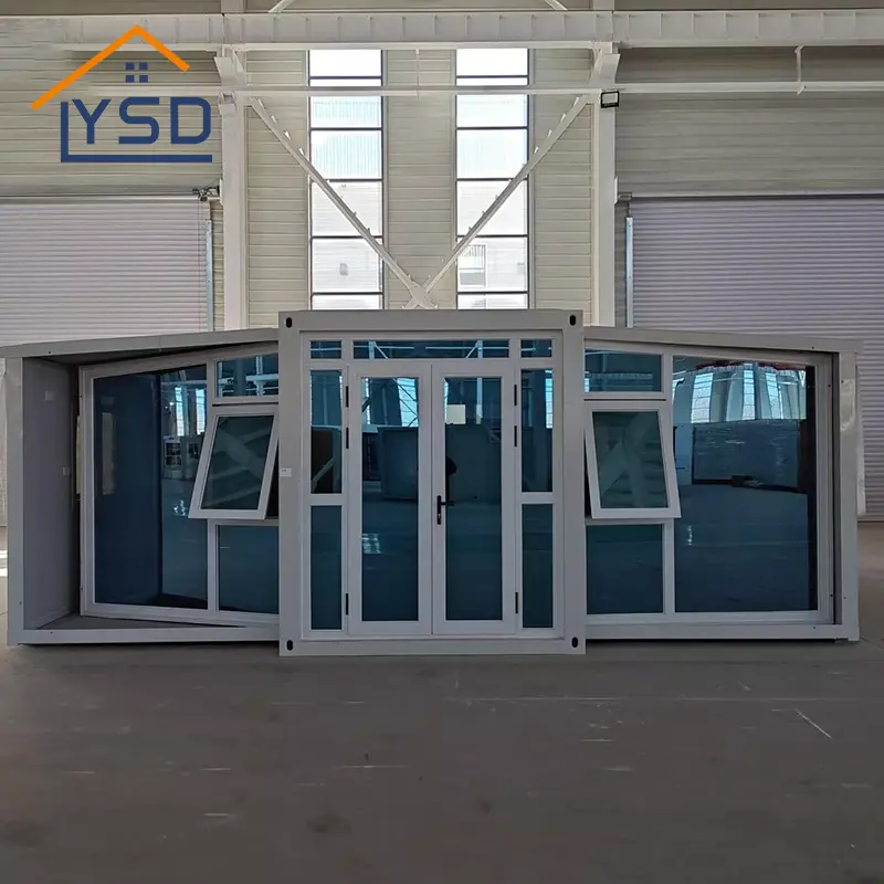 Casa di container fatta di muro di tende di vetro
